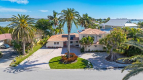 4bd 2ba Waterfront House with Pool, Hot Tub & Boat!